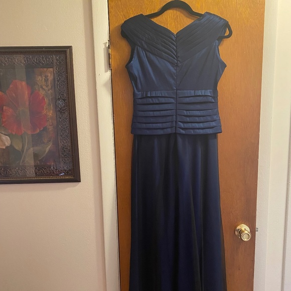 David’s Bridal Navy Blue Holiday Evening Gown - Picture 4 of 11